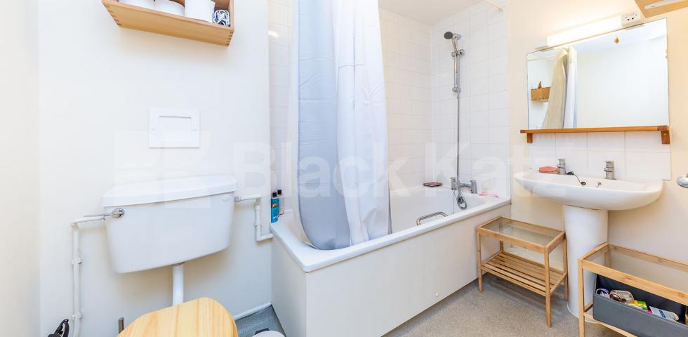 			HUGE ONE BED MINS TO TUBE!, 1 Bedroom, 1 bath, 1 reception Flat			 Mackenzie Road, Holloway
